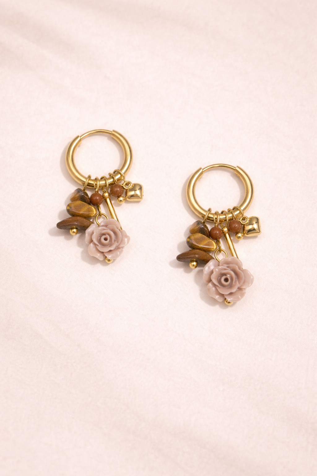 Roos | Bloem oorbellen met bedeltjes