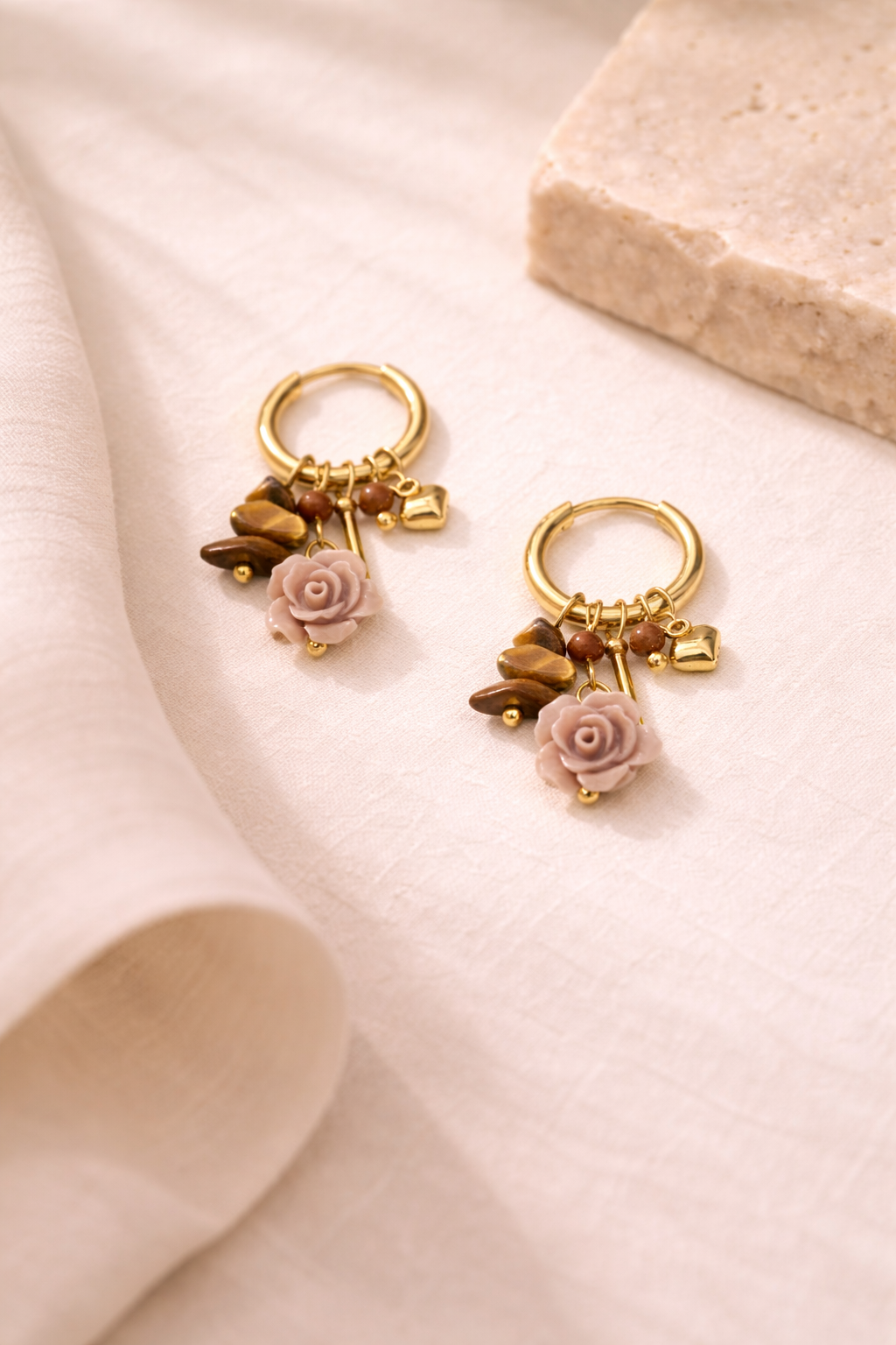 Roos | Bloem oorbellen met bedeltjes